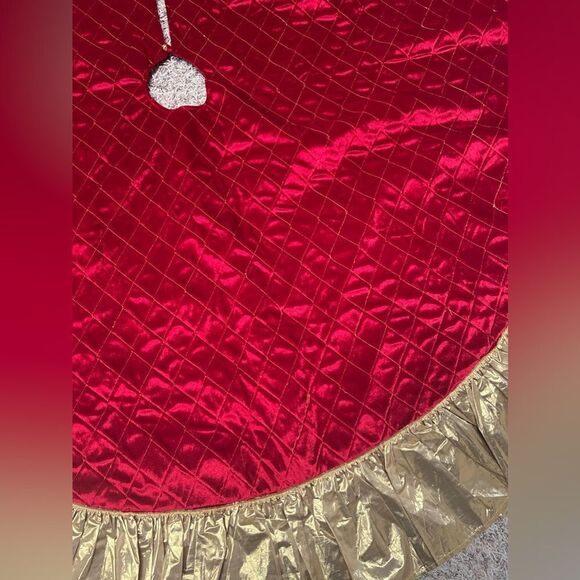 Red and Gold Quilted Velvet Christmas Tree Skirt - Picture 15 of 15